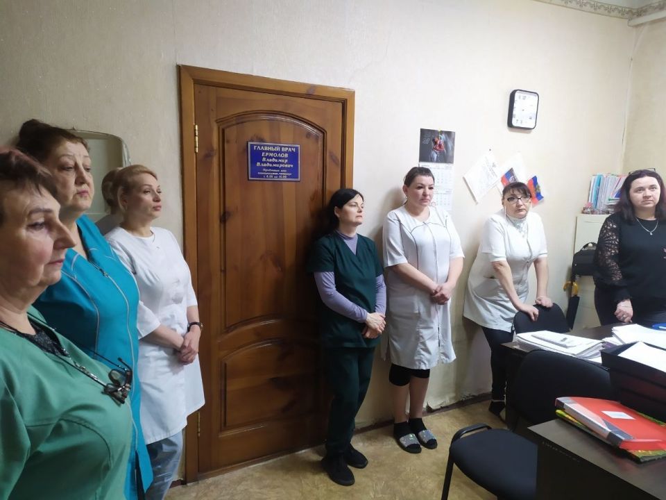 25 марта заместитель главы администрации городского округа Торез Александр Люлькович провел встречу с трудовым коллективом ГБУ ДНР "Городская стоматологическая поликлиника г.Тореза" 25 марта заместитель главы администрации городского округа Торез Александр Люлькович провел встречу с трудовым коллективом ГБУ ДНР "Городская стоматологическая поликлиника г.Тореза"