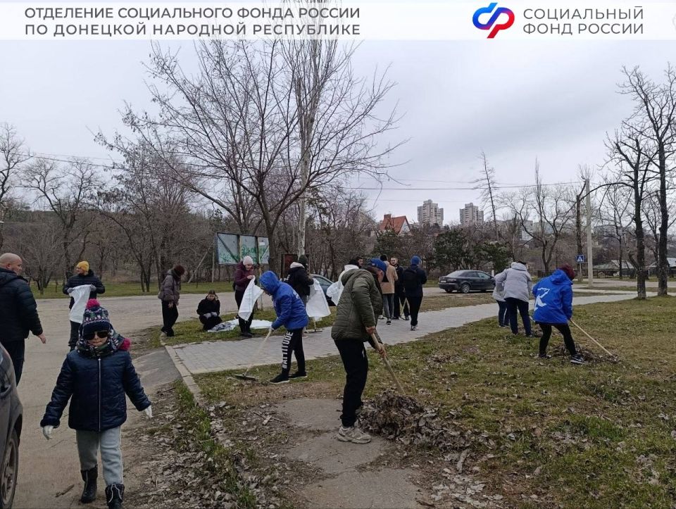 Мариуполь преображается: активисты ЦОСП вышли на уборку города Мариуполь преображается: активисты ЦОСП вышли на уборку города