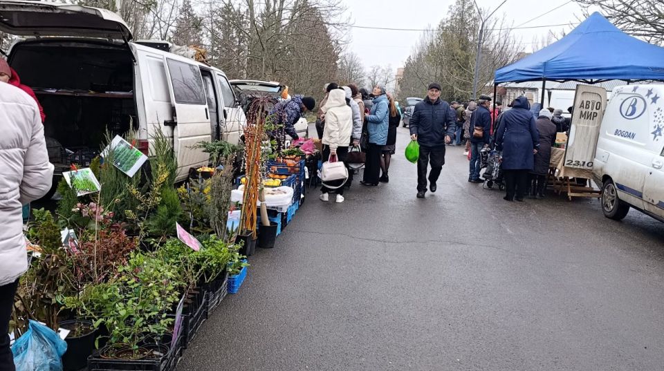 В поселке Старобешево прошла выездная торговая ярмарка В поселке Старобешево прошла выездная торговая ярмарка