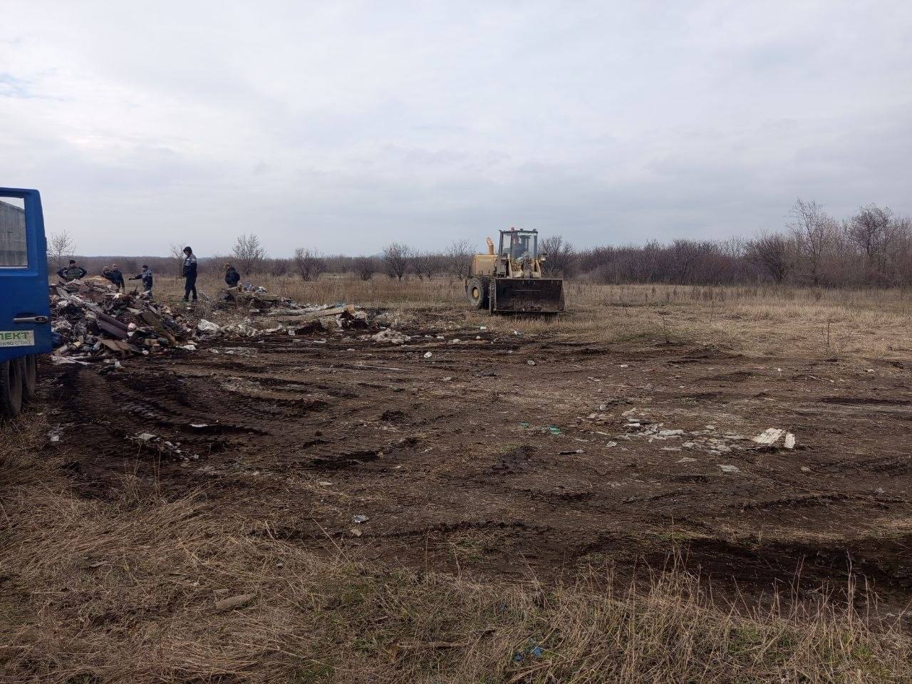На прямую линию Президента РФ В.В. Путина обратился житель городского округа Иловайск с просьбой обратить внимание и решить вопрос несанкционированной свалки на Донецкой стороне города по ул. Ломоносова На прямую линию Президента РФ В.В. Путина обратился житель городского округа Иловайск с просьбой обратить внимание и решить вопрос несанкционированной свалки на Донецкой стороне города по ул. Ломоносова