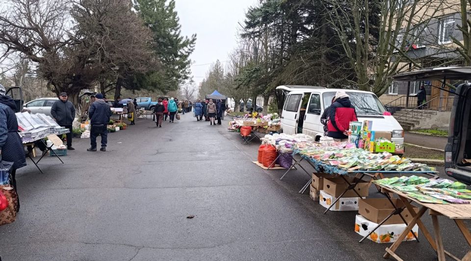 В поселке Старобешево прошла выездная торговая ярмарка В поселке Старобешево прошла выездная торговая ярмарка