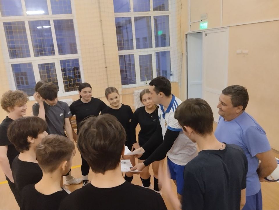 Перед началом очередной тренировки по волейболу инструкторы МБУ МЦФЗН «Спорт для всех» Еня Артур Владимирович и Поляков Олег Александрович провели профилактическую беседу с юными спортсменами на важную тему — «Нет... Перед началом очередной тренировки по волейболу инструкторы МБУ МЦФЗН «Спорт для всех» Еня Артур Владимирович и Поляков Олег Александрович провели профилактическую беседу с юными спортсменами на важную тему — «Нет...