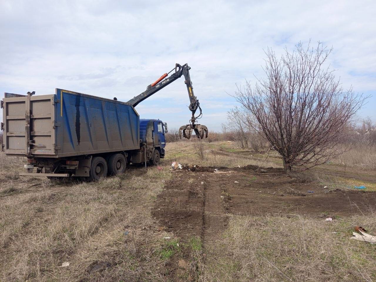 На прямую линию Президента РФ В.В. Путина обратился житель городского округа Иловайск с просьбой обратить внимание и решить вопрос несанкционированной свалки на Донецкой стороне города по ул. Ломоносова На прямую линию Президента РФ В.В. Путина обратился житель городского округа Иловайск с просьбой обратить внимание и решить вопрос несанкционированной свалки на Донецкой стороне города по ул. Ломоносова