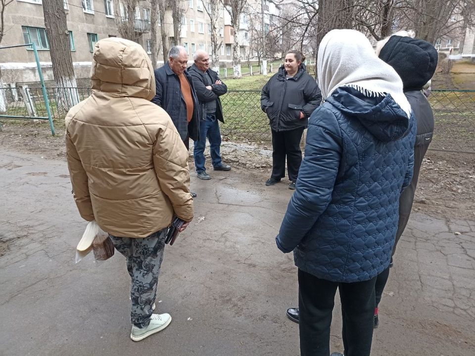 Игорь Мартынов: Встреча с населением. 25 марта заместитель главы администрации муниципального образования городского округа Енакиево Сергей Божик провел выездную встречу с жителями по адресу: г. Юнокоммунаровск, ул.... Игорь Мартынов: Встреча с населением. 25 марта заместитель главы администрации муниципального образования городского округа Енакиево Сергей Божик провел выездную встречу с жителями по адресу: г. Юнокоммунаровск, ул....