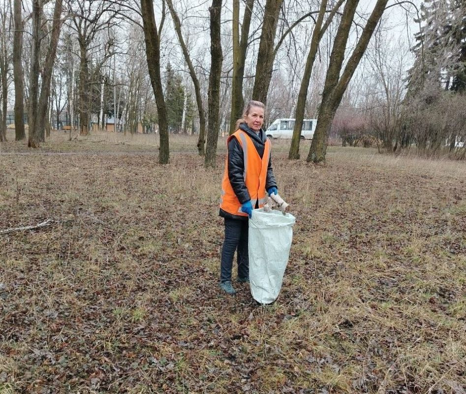 24 марта, в рамках мероприятий по благоустройству в весенне-летний период силами сотрудников железнодорожной станции «Макеевка-Пассажирская» проведены работы по уборке территории сквера «Привокзальный» 24 марта, в рамках мероприятий по благоустройству в весенне-летний период силами сотрудников железнодорожной станции «Макеевка-Пассажирская» проведены работы по уборке территории сквера «Привокзальный»