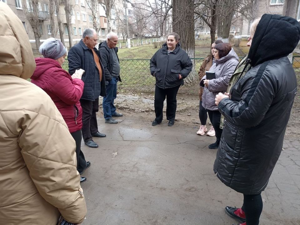 Игорь Мартынов: Встреча с населением. 25 марта заместитель главы администрации муниципального образования городского округа Енакиево Сергей Божик провел выездную встречу с жителями по адресу: г. Юнокоммунаровск, ул.... Игорь Мартынов: Встреча с населением. 25 марта заместитель главы администрации муниципального образования городского округа Енакиево Сергей Божик провел выездную встречу с жителями по адресу: г. Юнокоммунаровск, ул....