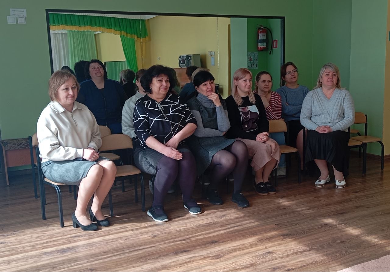 Заместитель главы администрации городского округа Дебальцево Оксана Козлова провела рабочую встречу с трудовым коллективом детского сада ГБОУ "Светлодарский УВК" Заместитель главы администрации городского округа Дебальцево Оксана Козлова провела рабочую встречу с трудовым коллективом детского сада ГБОУ "Светлодарский УВК"