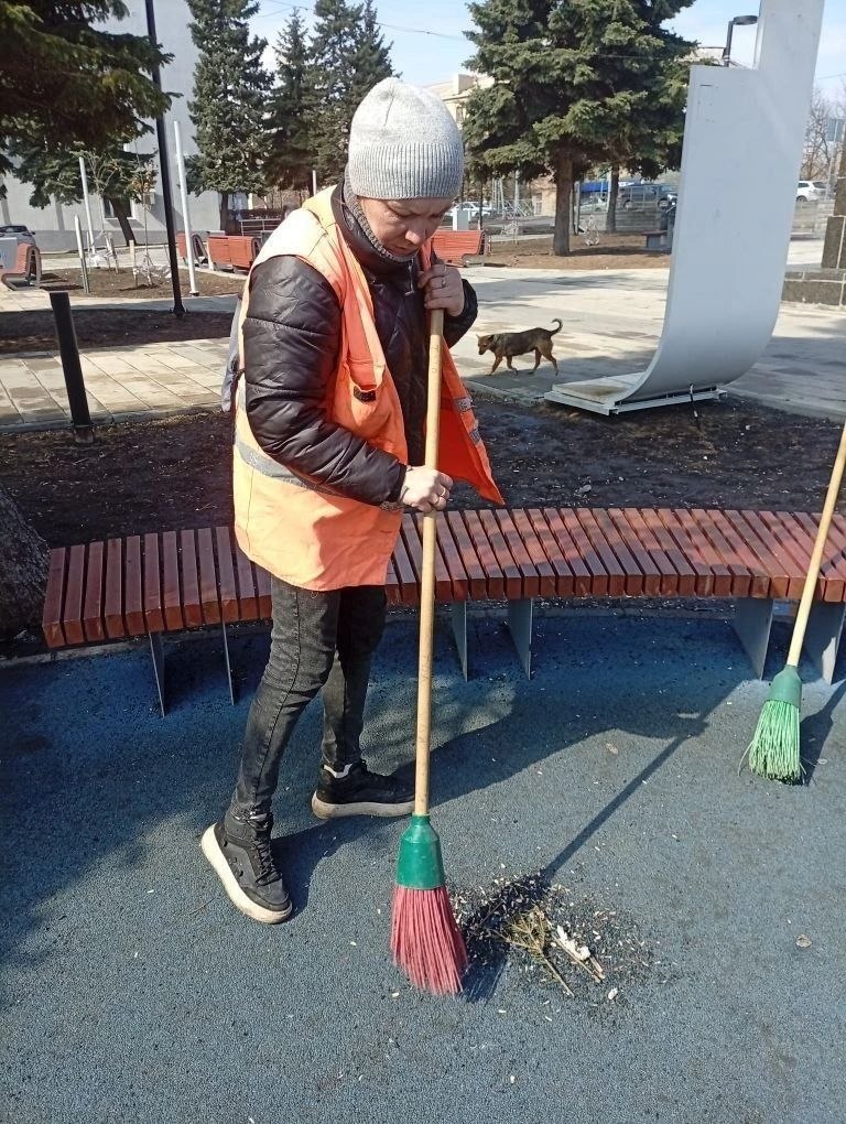 Коммунальщики Снежного продолжают благоустраивать территории общего пользования Коммунальщики Снежного продолжают благоустраивать территории общего пользования