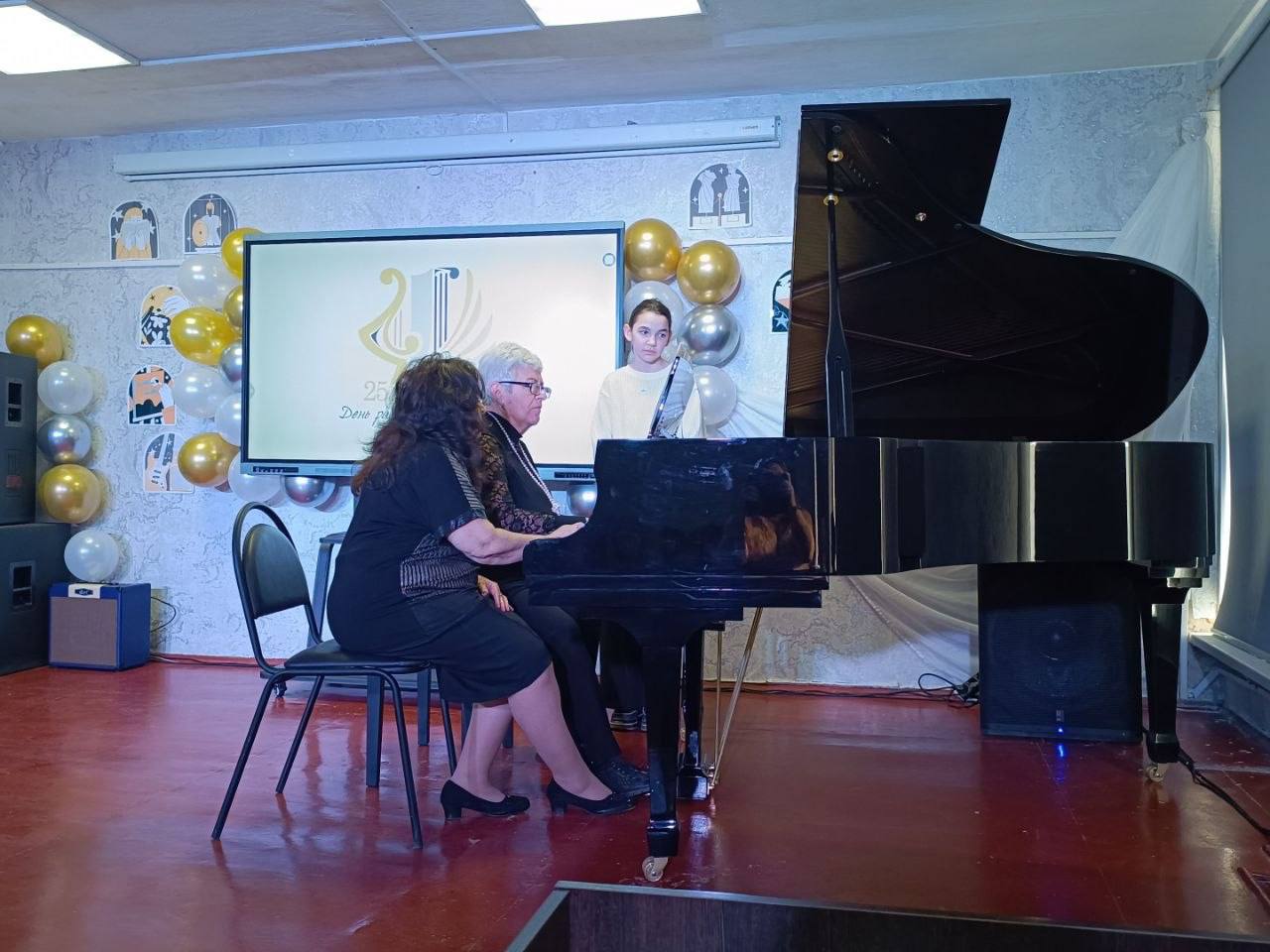 «Единая Россия» поздравила работников культуры Иловайска с профессиональным праздником «Единая Россия» поздравила работников культуры Иловайска с профессиональным праздником