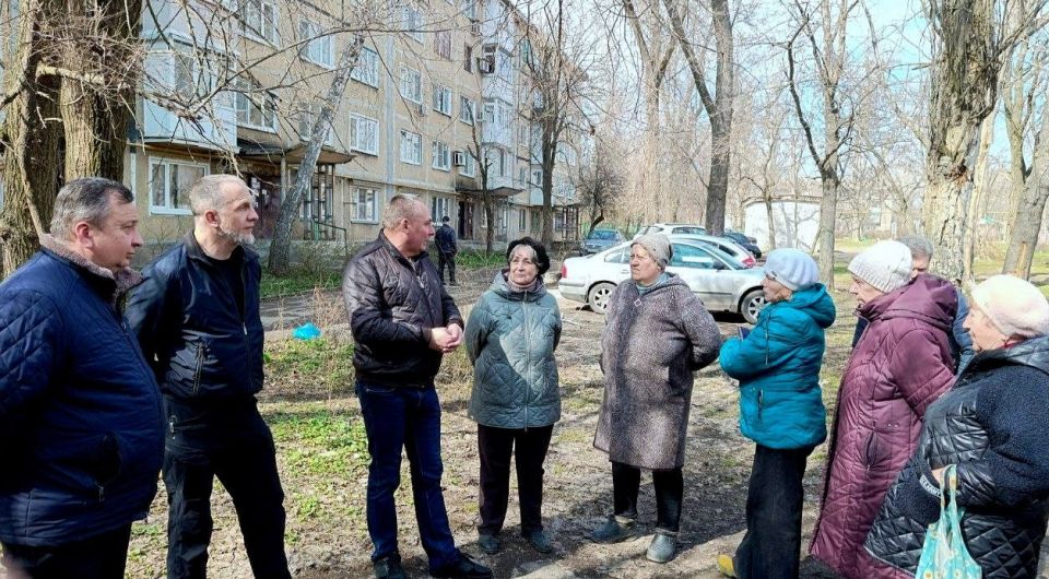 Михаил Меренков: Сегодня совместно с депутатом Донецкого городского совета Николаем Тимченко, в рамках реализации партийного проекта Единой России «Управдом ДНР», провели встречу с жителями района Михаил Меренков: Сегодня совместно с депутатом Донецкого городского совета Николаем Тимченко, в рамках реализации партийного проекта Единой России «Управдом ДНР», провели встречу с жителями района