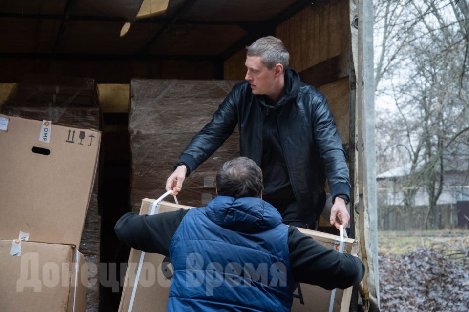 Для класса слабослышащих: Донецкий технологический колледж получил новую мебель из Новосибирска Для класса слабослышащих: Донецкий технологический колледж получил новую мебель из Новосибирска