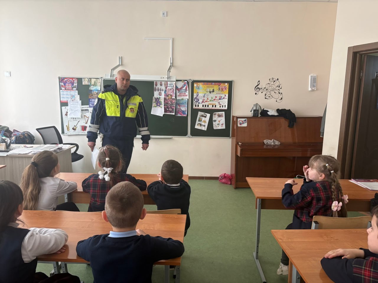 В школах Снежного провели профилактические и профориентационные встречи В школах Снежного провели профилактические и профориентационные встречи