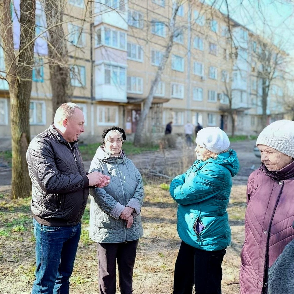 Михаил Меренков: Сегодня совместно с депутатом Донецкого городского совета Николаем Тимченко, в рамках реализации партийного проекта Единой России «Управдом ДНР», провели встречу с жителями района