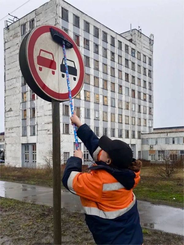 #СОДЕРЖАНИЕ_СВОД за сутки. Установили новые знаки на дороге Новая Петровка — Урзуф На автодороге Донецк - Макеевка - Торез - до границы Луганской Народной Республики выполнили очистку и мойку дорожных знаков и указателей... #СОДЕРЖАНИЕ_СВОД за сутки. Установили новые знаки на дороге Новая Петровка — Урзуф На автодороге Донецк - Макеевка - Торез - до границы Луганской Народной Республики выполнили очистку и мойку дорожных знаков и указателей...