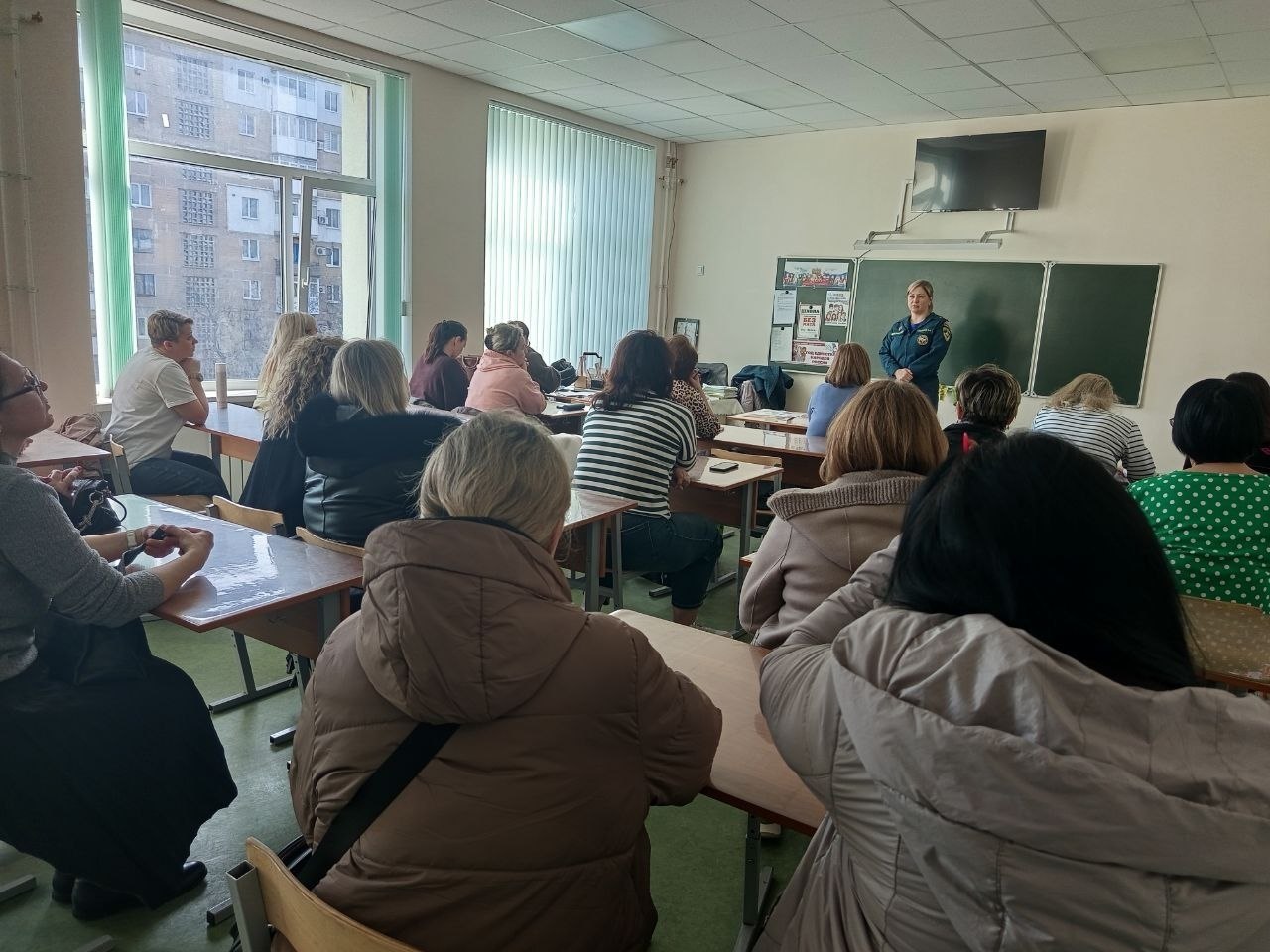 В школах Снежного провели профилактические и профориентационные встречи