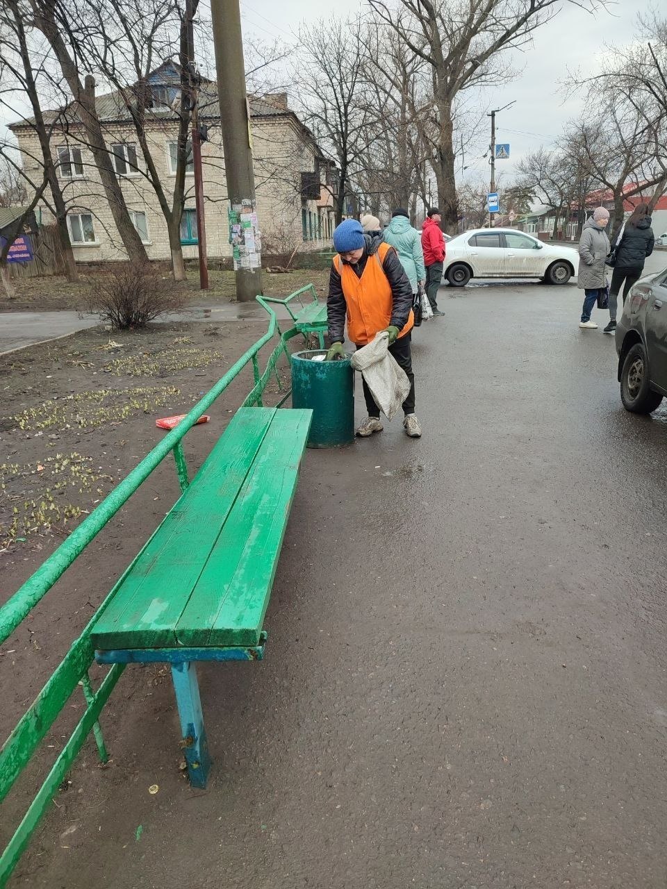 Коммунальщики Снежного продолжают благоустраивать территории общего пользования Коммунальщики Снежного продолжают благоустраивать территории общего пользования