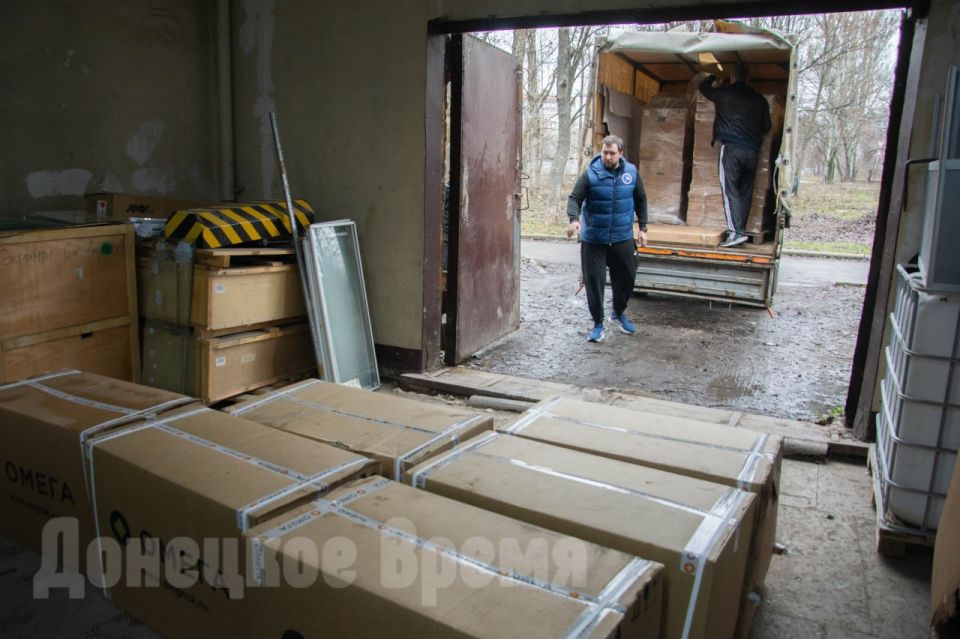 Для класса слабослышащих: Донецкий технологический колледж получил новую мебель из Новосибирска Для класса слабослышащих: Донецкий технологический колледж получил новую мебель из Новосибирска
