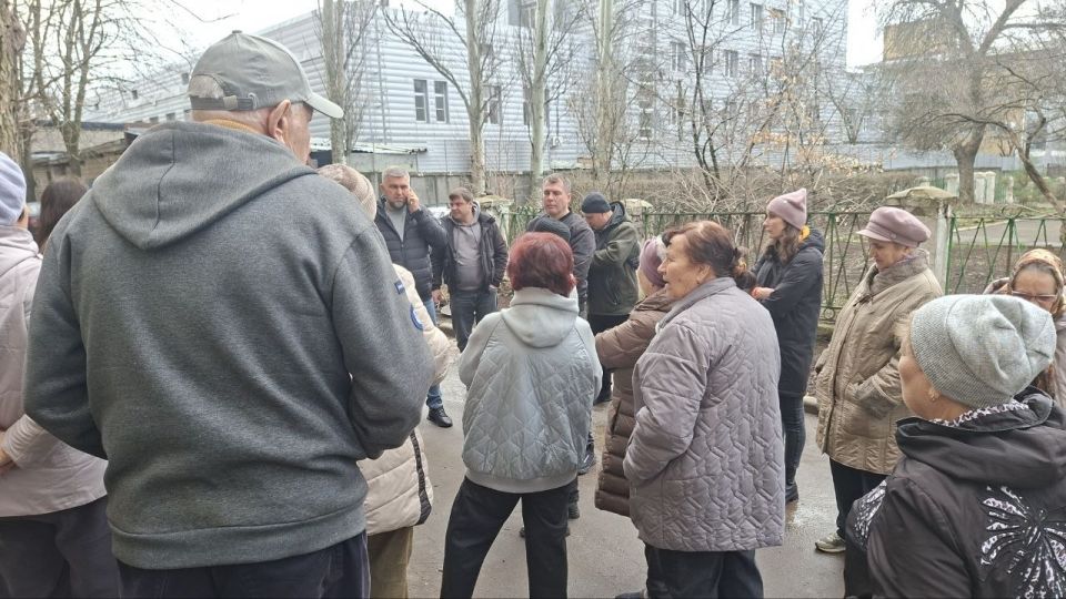 Валентин Левченко: В рамках партийного проекта «Управдом» первый заместитель Управы Киевского внутригородского района Вячеслав Лаврушко совместно с депутатом Донецкого городского совета Виталием Каларашем провели встречу с... Валентин Левченко: В рамках партийного проекта «Управдом» первый заместитель Управы Киевского внутригородского района Вячеслав Лаврушко совместно с депутатом Донецкого городского совета Виталием Каларашем провели встречу с...