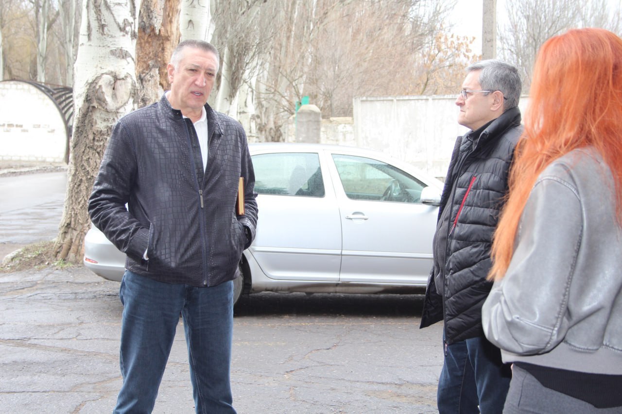 24 марта, депутат Макеевского городского совета Тарас Сидоренко провел встречу по адресу: г.о. Макеевка, г. Макеевка, ул. Патона 1-3, по поручению Главы ДНР Дениса Пушилина