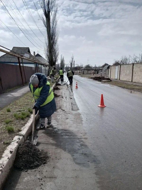 На 25.03.2026г. сотрудниками МУП "ЭКОС" выполнены следующие виды работ: Сбор случайного мусора на газонах в п. Пантелеймоновка На 25.03.2026г. сотрудниками МУП "ЭКОС" выполнены следующие виды работ: Сбор случайного мусора на газонах в п. Пантелеймоновка