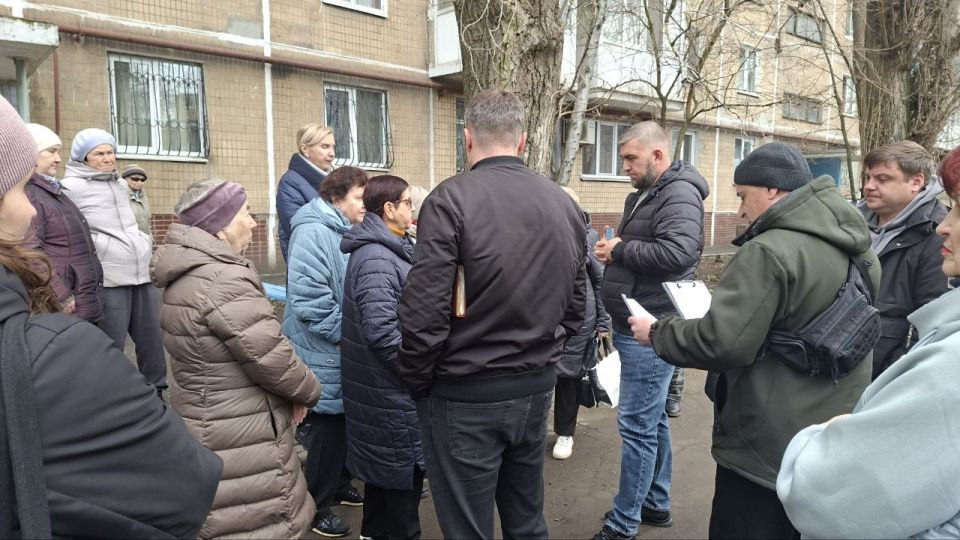 Валентин Левченко: В рамках партийного проекта «Управдом» первый заместитель Управы Киевского внутригородского района Вячеслав Лаврушко совместно с депутатом Донецкого городского совета Виталием Каларашем провели встречу с... Валентин Левченко: В рамках партийного проекта «Управдом» первый заместитель Управы Киевского внутригородского района Вячеслав Лаврушко совместно с депутатом Донецкого городского совета Виталием Каларашем провели встречу с...