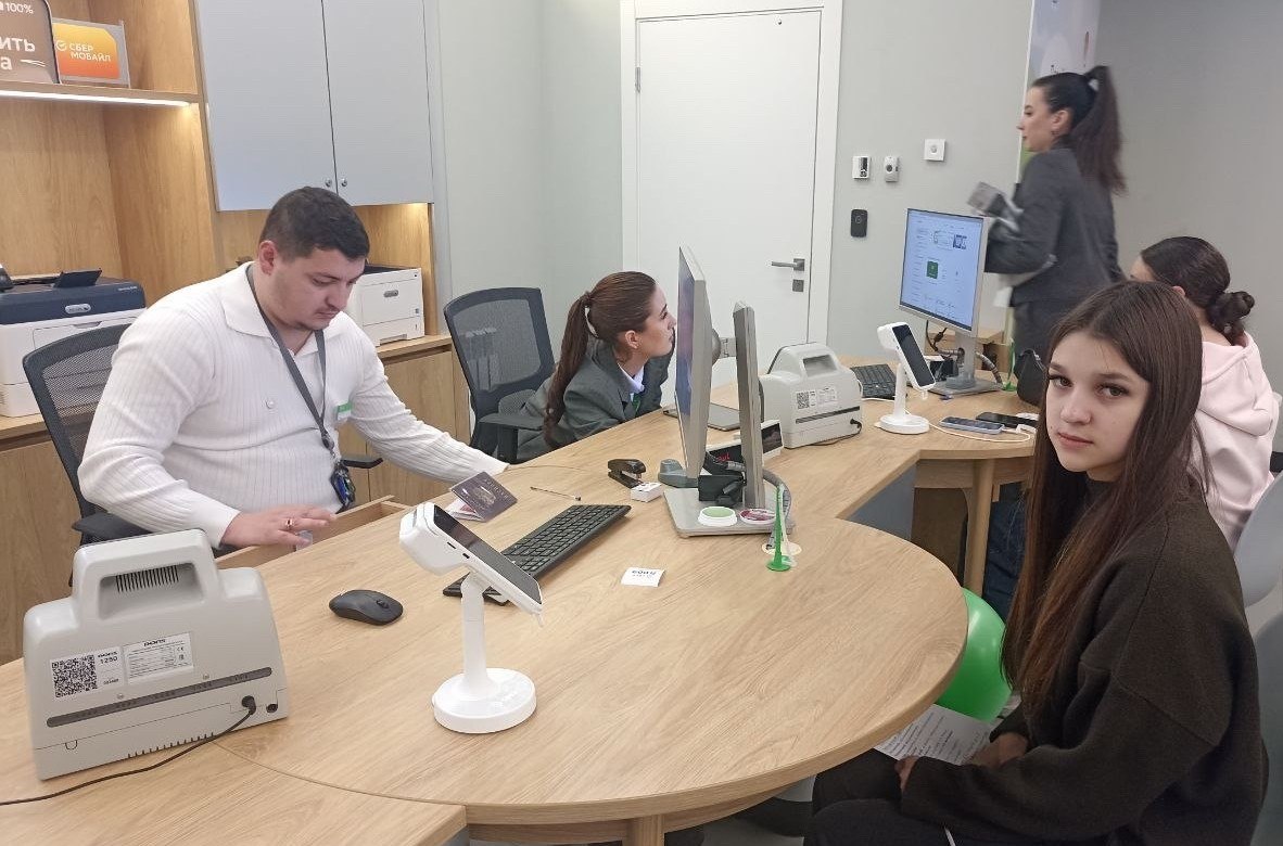 В школах Снежного провели профилактические и профориентационные встречи В школах Снежного провели профилактические и профориентационные встречи