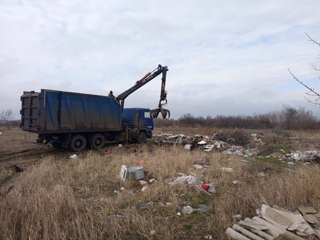 На прямую линию Президента РФ В.В. Путина обратился житель городского округа Иловайск с просьбой обратить внимание и решить вопрос несанкционированной свалки на Донецкой стороне города по ул. Ломоносова На прямую линию Президента РФ В.В. Путина обратился житель городского округа Иловайск с просьбой обратить внимание и решить вопрос несанкционированной свалки на Донецкой стороне города по ул. Ломоносова