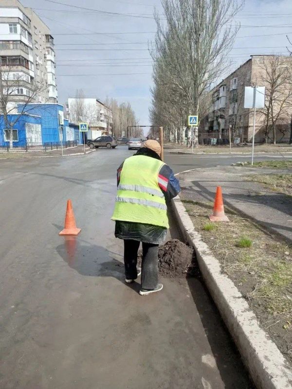 На 25.03.2026г. сотрудниками МУП "ЭКОС" выполнены следующие виды работ: Сбор случайного мусора на газонах в п. Пантелеймоновка На 25.03.2026г. сотрудниками МУП "ЭКОС" выполнены следующие виды работ: Сбор случайного мусора на газонах в п. Пантелеймоновка