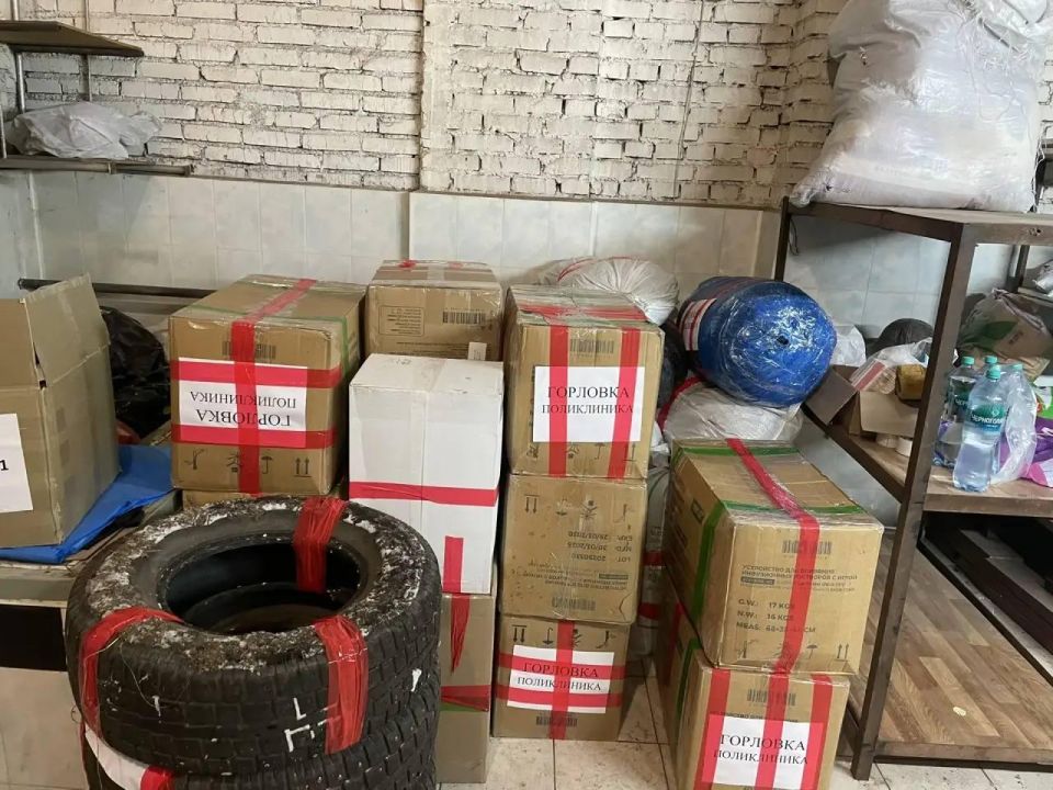 В Горловку прибыла гуманитарная помощь из Кузбасса В Горловку прибыла гуманитарная помощь из Кузбасса