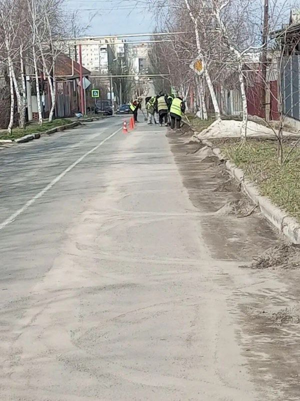 На 25.03.2026г. сотрудниками МУП "ЭКОС" выполнены следующие виды работ: Сбор случайного мусора на газонах в п. Пантелеймоновка На 25.03.2026г. сотрудниками МУП "ЭКОС" выполнены следующие виды работ: Сбор случайного мусора на газонах в п. Пантелеймоновка