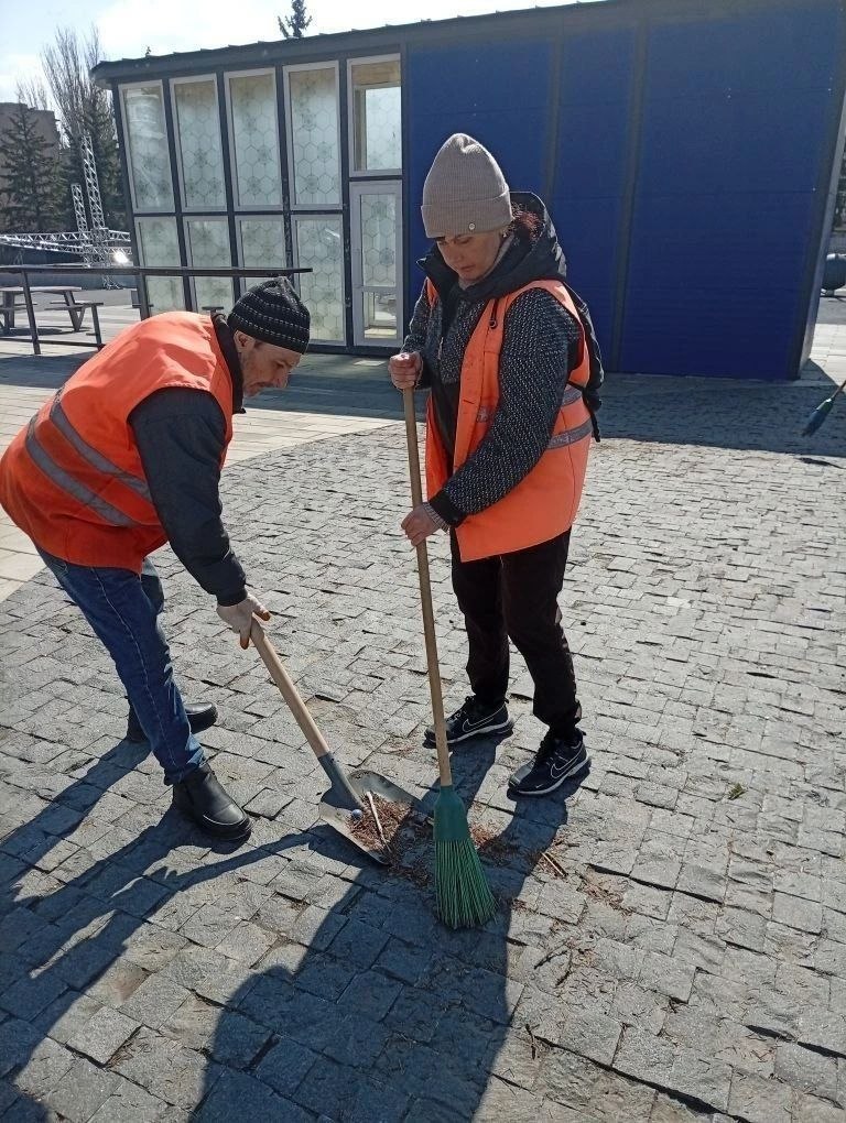 Коммунальщики Снежного продолжают благоустраивать территории общего пользования Коммунальщики Снежного продолжают благоустраивать территории общего пользования