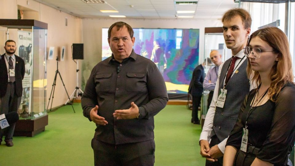 «Вы – хранители традиций, голос народа и настоящие герои мирного фронта», – такие наполненные искренней теплотой и глубоким философским содержанием слова Денис Владимирович Пушилин адресовал сегодня всем работникам... «Вы – хранители традиций, голос народа и настоящие герои мирного фронта», – такие наполненные искренней теплотой и глубоким философским содержанием слова Денис Владимирович Пушилин адресовал сегодня всем работникам...