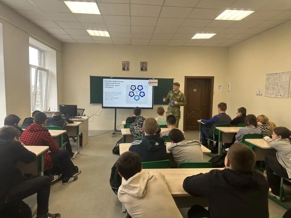 В школах Снежного провели профилактические и профориентационные встречи В школах Снежного провели профилактические и профориентационные встречи