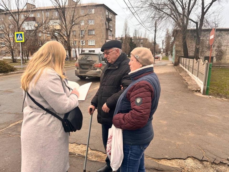 Встречи с населением. В сквере имени Г. Ф. Ткаченко–Петренко состоялась встреча заместителя председателя Енакиевского городского совета Анны Деменковой с жителями района Встречи с населением. В сквере имени Г. Ф. Ткаченко–Петренко состоялась встреча заместителя председателя Енакиевского городского совета Анны Деменковой с жителями района