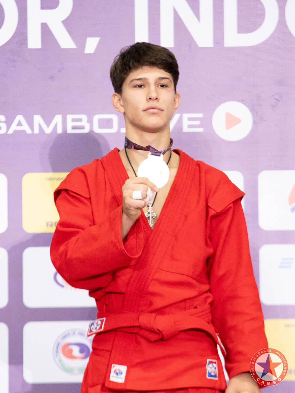 «Не будет дисциплины — не будет победы»: 18-летний самбист из ДНР выиграл первенства России и мира
