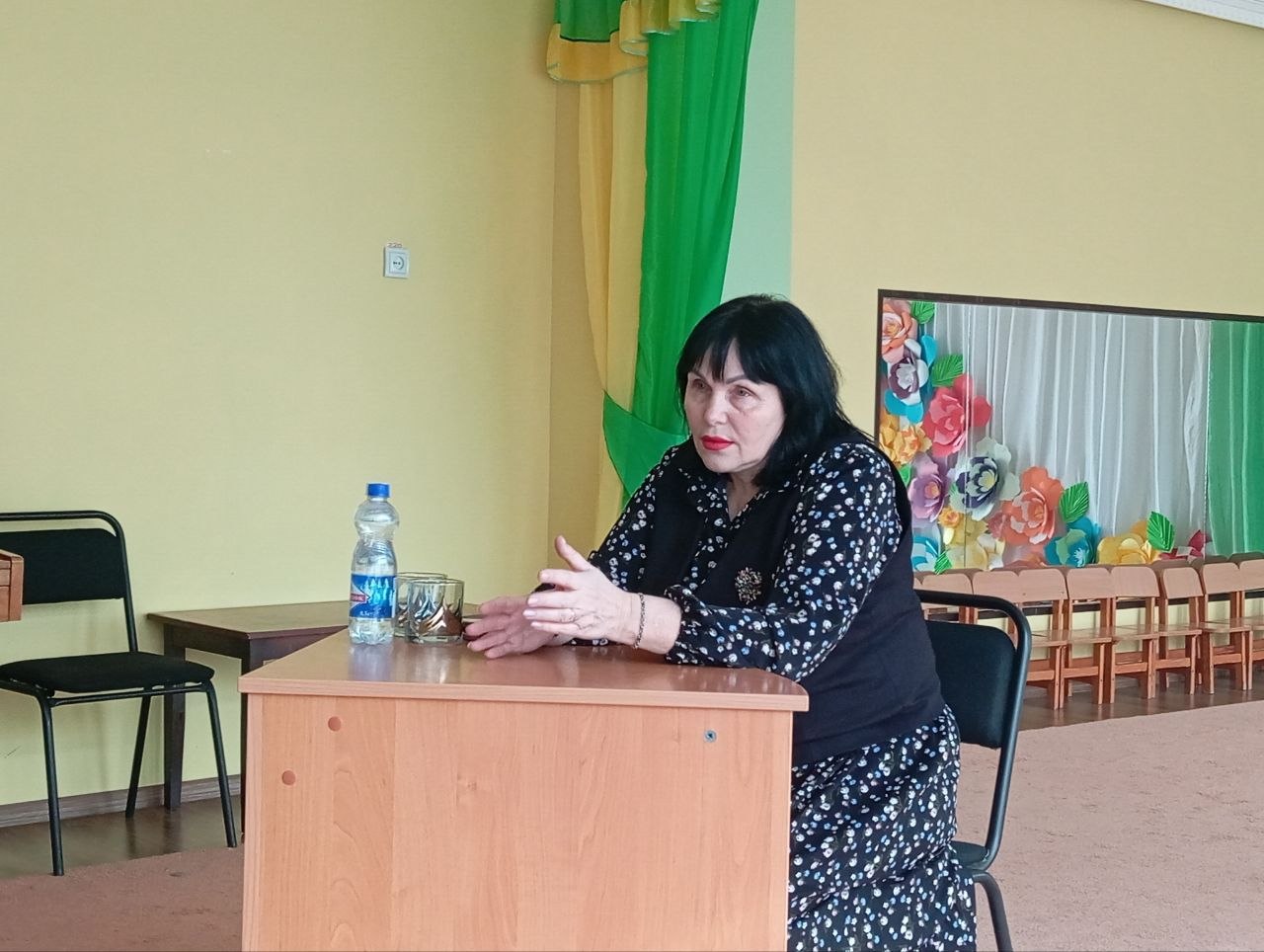 Заместитель главы администрации городского округа Дебальцево Оксана Козлова провела рабочую встречу с трудовым коллективом детского сада ГБОУ "Светлодарский УВК"