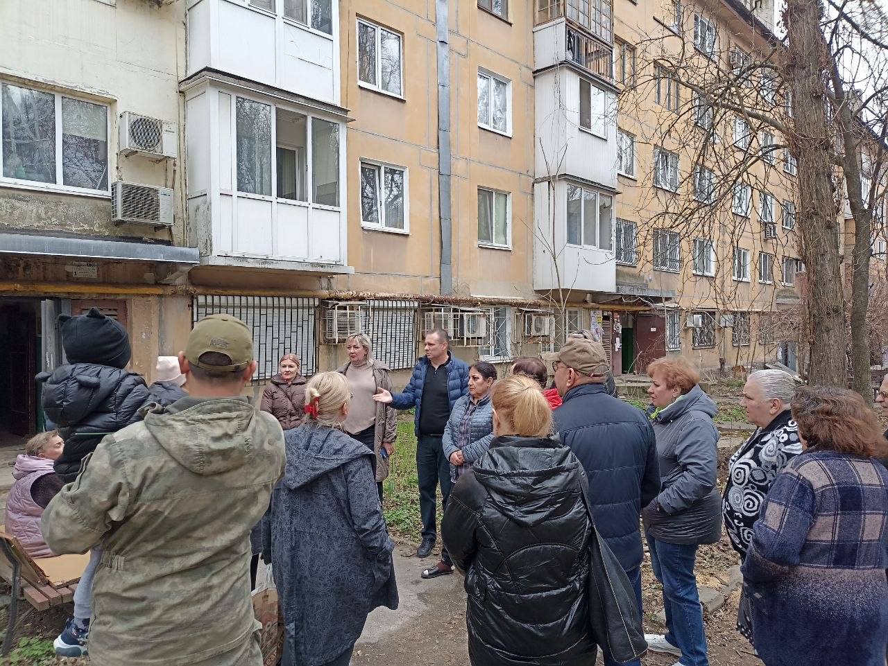 26 марта заместитель руководителя Управы Ворошиловского внутригородского района Администрации городского округа Донецк Денис Григорьев и депутат Донецкого городского совета Лилия Ошурко, встретились с жителями района 26 марта заместитель руководителя Управы Ворошиловского внутригородского района Администрации городского округа Донецк Денис Григорьев и депутат Донецкого городского совета Лилия Ошурко, встретились с жителями района