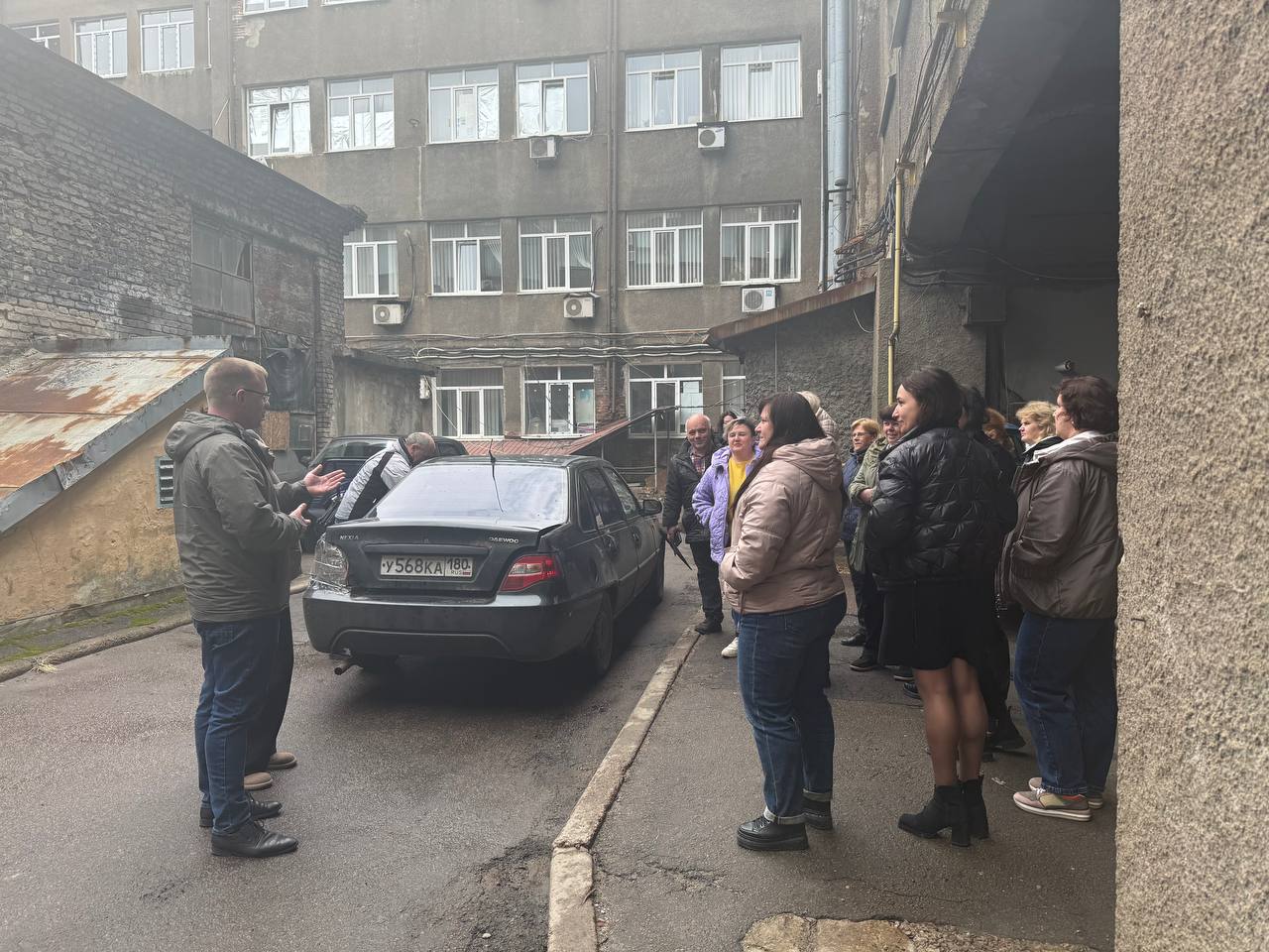 Сегодня, 26 марта, управляющий делами Управы Ворошиловского внутригородского района Администрации городского округа Донецк Тарасов Никита встретился с населением