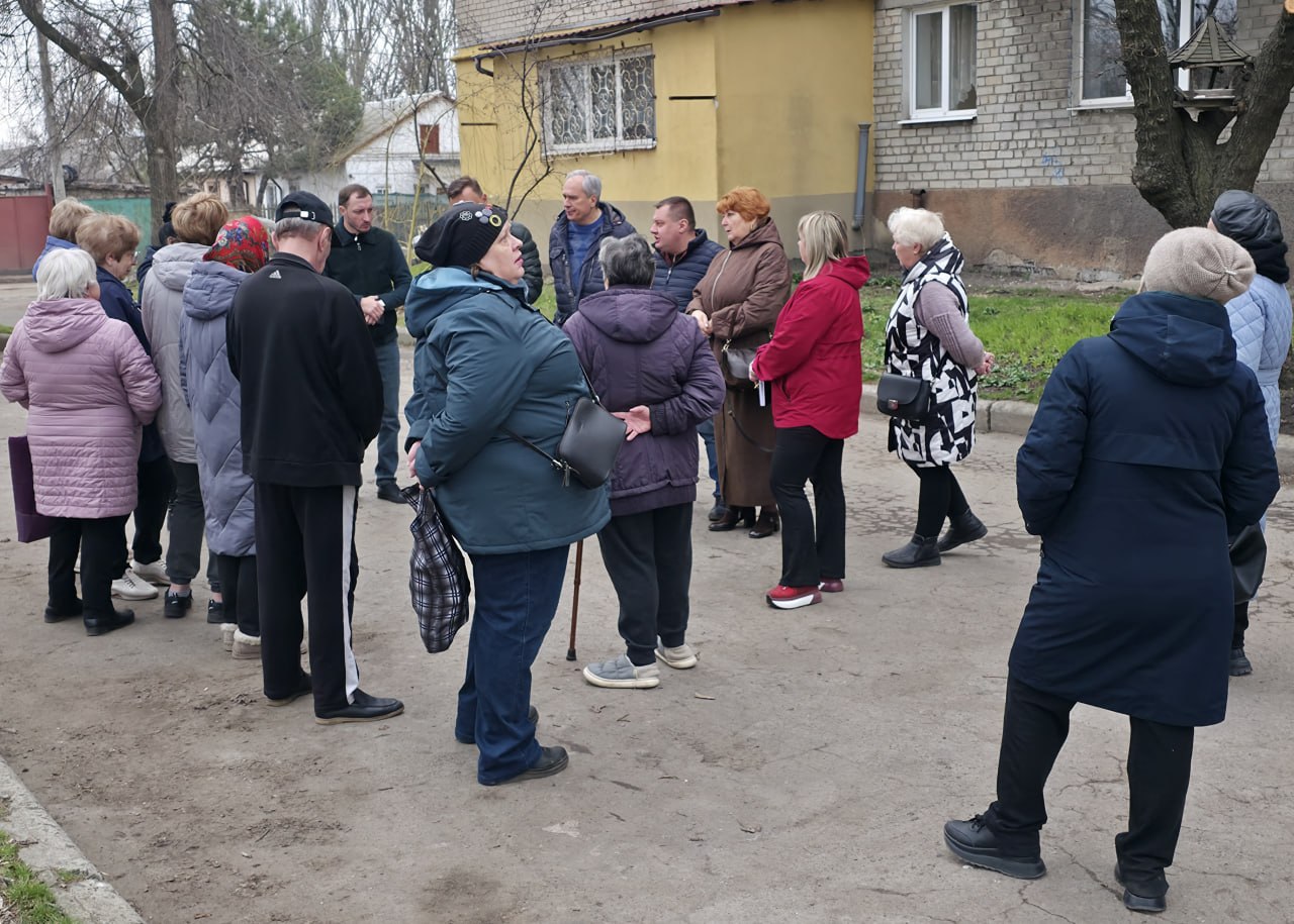 Руководитель управы Куйбышевского района Иван Адамец совместно с депутатами Донецкого городского совета Германом Полуниным, Сергеем Остапенко, Валерием Солодовниковым и представителями коммунальной сферы провел встречу с... Руководитель управы Куйбышевского района Иван Адамец совместно с депутатами Донецкого городского совета Германом Полуниным, Сергеем Остапенко, Валерием Солодовниковым и представителями коммунальной сферы провел встречу с...