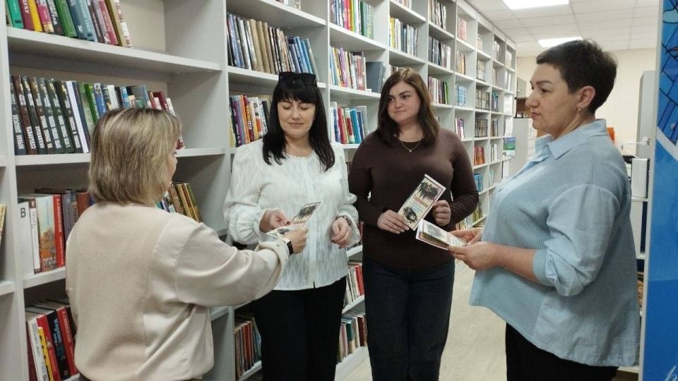 Сквозь призму книг: в Мангушской центральной библиотеке обсудили, как победить зло XXI века Сквозь призму книг: в Мангушской центральной библиотеке обсудили, как победить зло XXI века