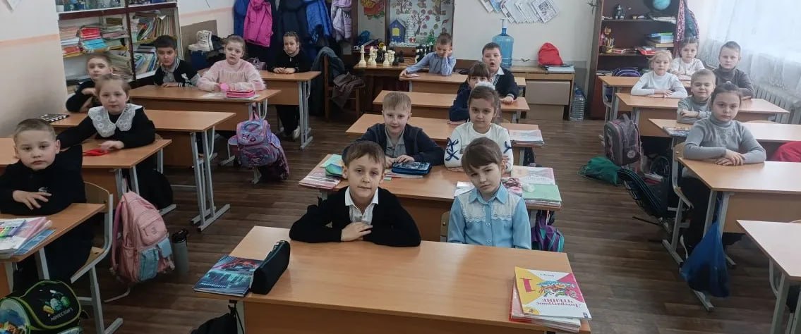 25 марта в рамках Года единства народов России библиотекарь библиотеки-филиала №1 провела для обучающихся 1 класса ГБОУ "Школа № 5 г.о. Дебальцево" громкие чтения «Читаем сказки народов России»