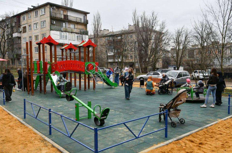 Современное пространство для игр: В Донецке обустроили для малышей новую площадку Современное пространство для игр: В Донецке обустроили для малышей новую площадку
