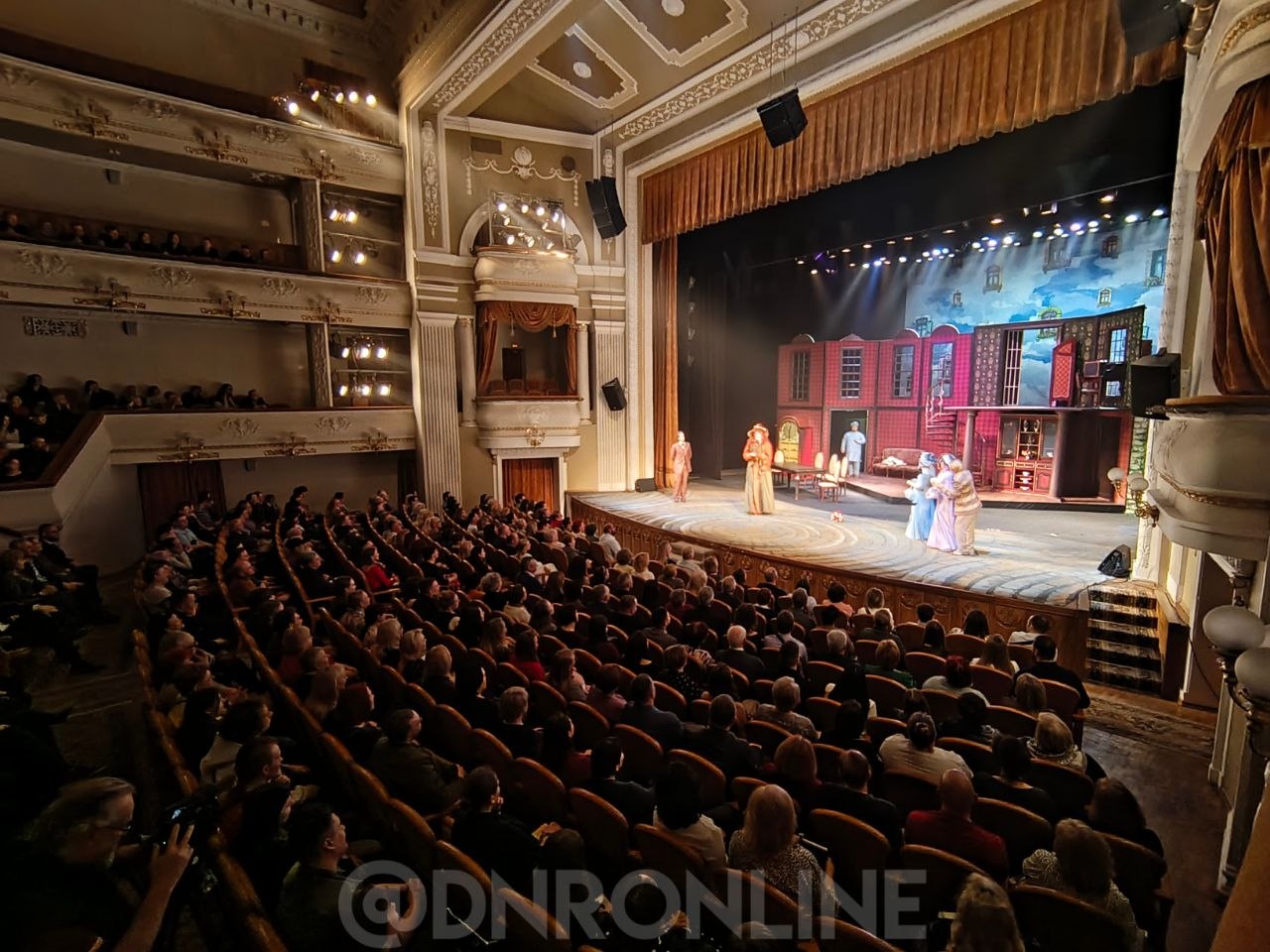 В Донецке прошла премьера спектакля «Донна Роза» В Донецке прошла премьера спектакля «Донна Роза»