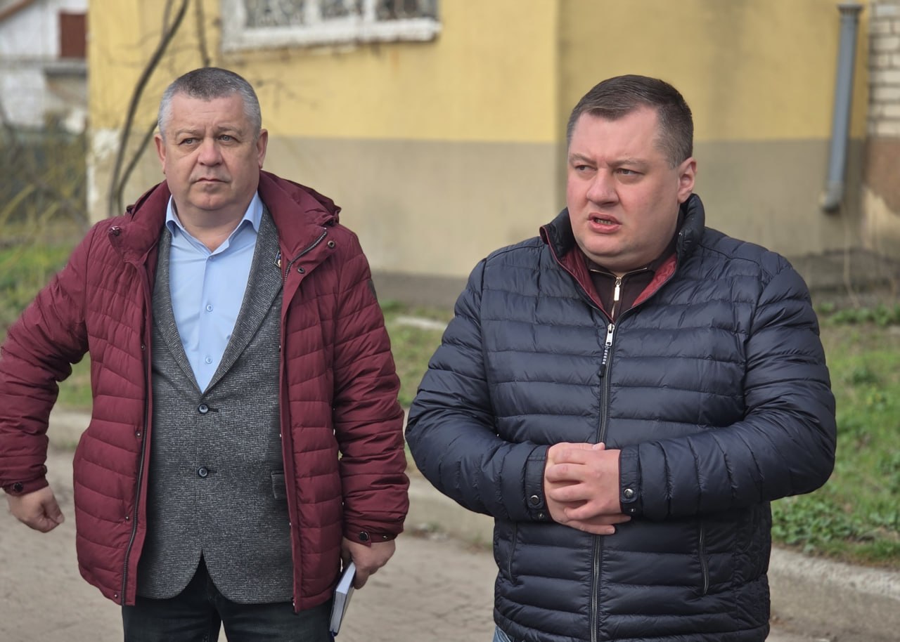 Руководитель управы Куйбышевского района Иван Адамец совместно с депутатами Донецкого городского совета Германом Полуниным, Сергеем Остапенко, Валерием Солодовниковым и представителями коммунальной сферы провел встречу с...