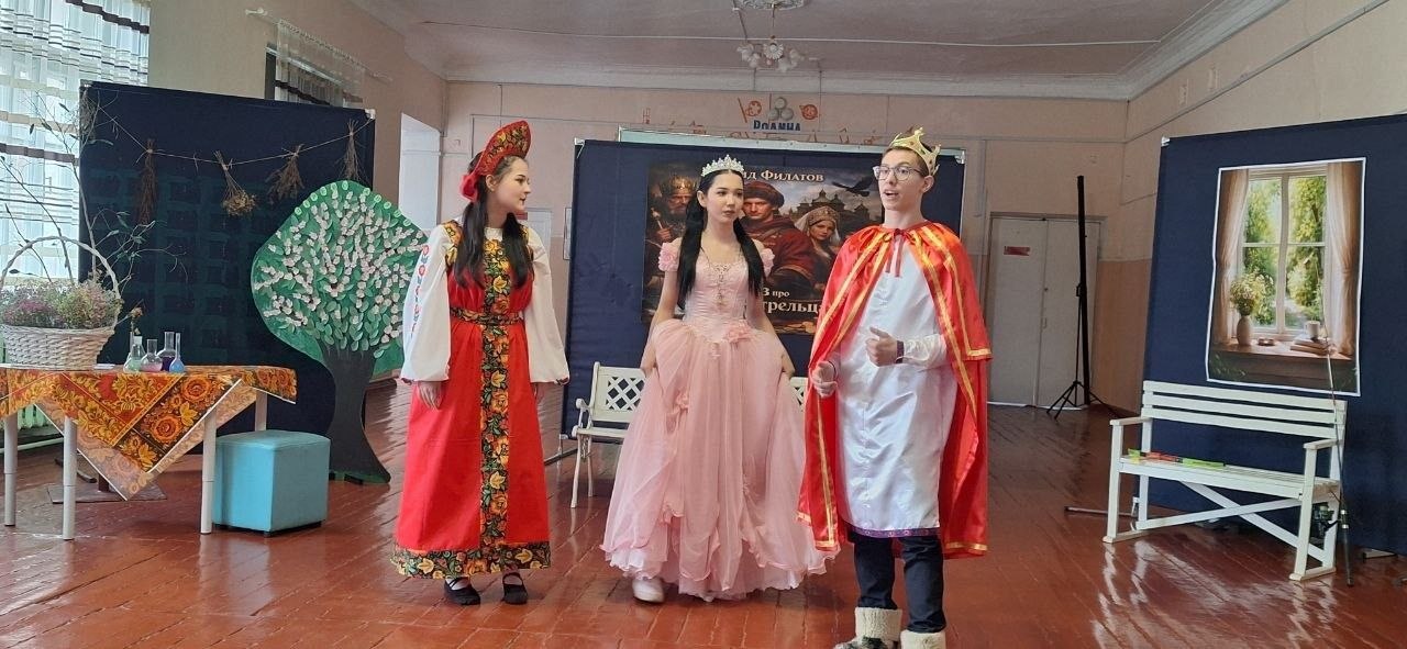 В рамках городского фестиваля школьных театров «Театральная мозаика» и в преддверии Международного дня театра в ГБОУ «Мироновская школа №10 г.о. Дебальцево» прошла премьера спектакля по мотивам сказки Л. Филатова «Про... В рамках городского фестиваля школьных театров «Театральная мозаика» и в преддверии Международного дня театра в ГБОУ «Мироновская школа №10 г.о. Дебальцево» прошла премьера спектакля по мотивам сказки Л. Филатова «Про...