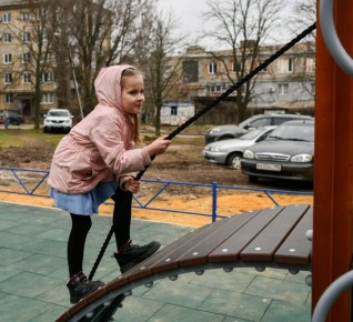 Современное пространство для игр: В Донецке обустроили для малышей новую площадку