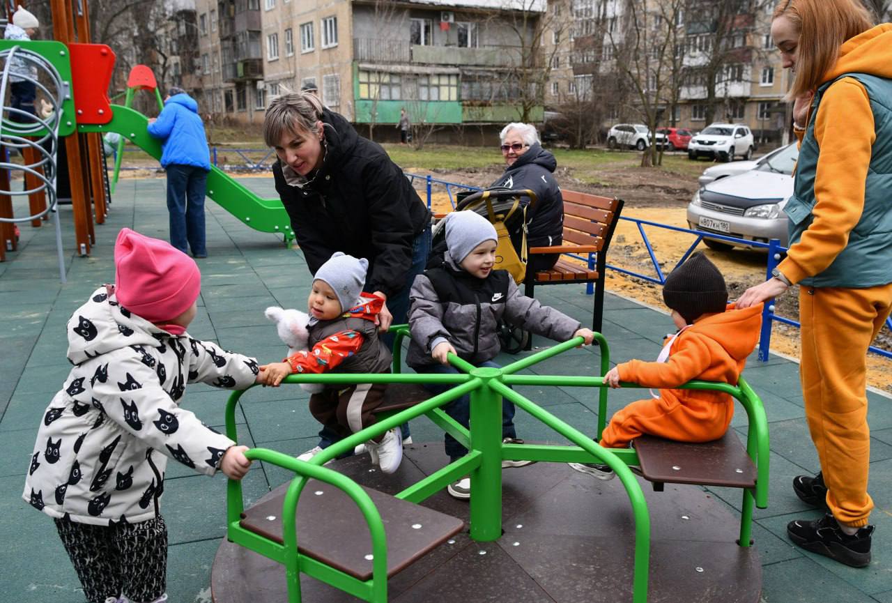 Современное пространство для игр: В Донецке обустроили для малышей новую площадку Современное пространство для игр: В Донецке обустроили для малышей новую площадку