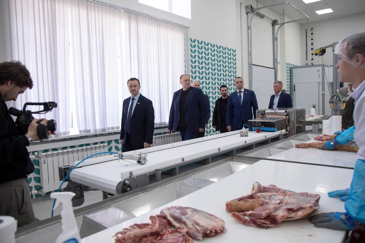 Сергей Прокопенко: Ещё пару слов об Агроэко. Не перестаю удивляться опыту коллег из Воронежа, действительно эталонное предприятие сельхоз отрасли всего региона: 49 свиноводческих площадок, 2 селекционно-генетических центра... Сергей Прокопенко: Ещё пару слов об Агроэко. Не перестаю удивляться опыту коллег из Воронежа, действительно эталонное предприятие сельхоз отрасли всего региона: 49 свиноводческих площадок, 2 селекционно-генетических центра...