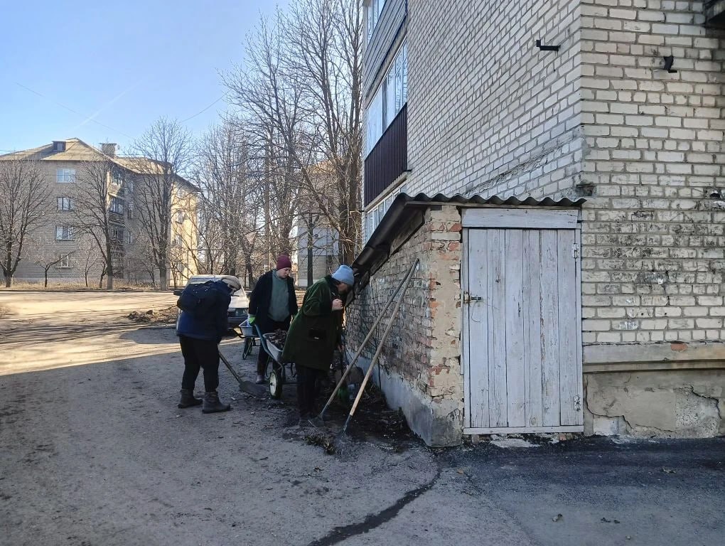 Костина Анастасия: контроль качества работы по уборке придомовой территории в Дебальцево Костина Анастасия: контроль качества работы по уборке придомовой территории в Дебальцево