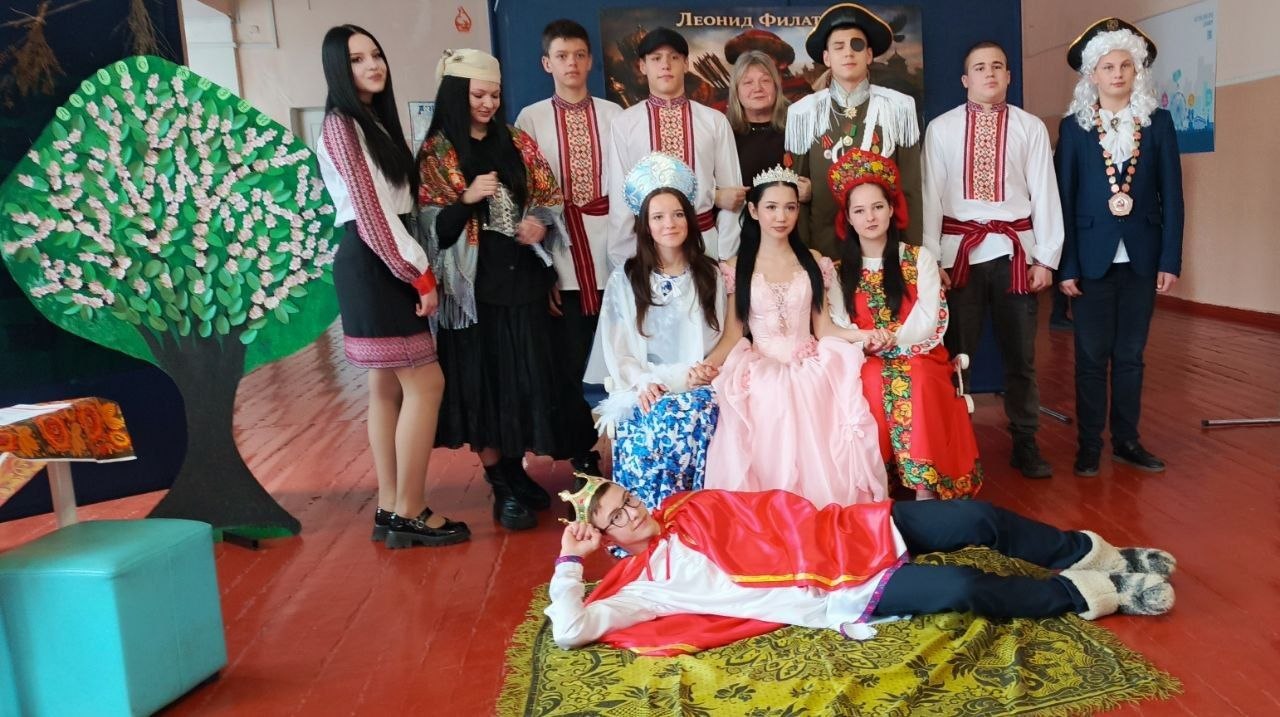 В рамках городского фестиваля школьных театров «Театральная мозаика» и в преддверии Международного дня театра в ГБОУ «Мироновская школа №10 г.о. Дебальцево» прошла премьера спектакля по мотивам сказки Л. Филатова «Про... В рамках городского фестиваля школьных театров «Театральная мозаика» и в преддверии Международного дня театра в ГБОУ «Мироновская школа №10 г.о. Дебальцево» прошла премьера спектакля по мотивам сказки Л. Филатова «Про...